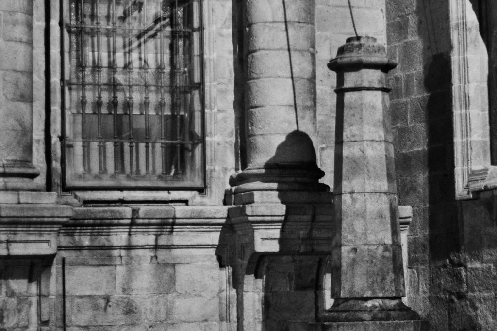 Buscar la sombra del peregrino en la noche compostelana