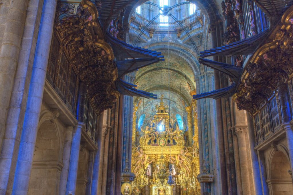 Visitar tanto los alrededores como el interior de la Catedral de Santiago
