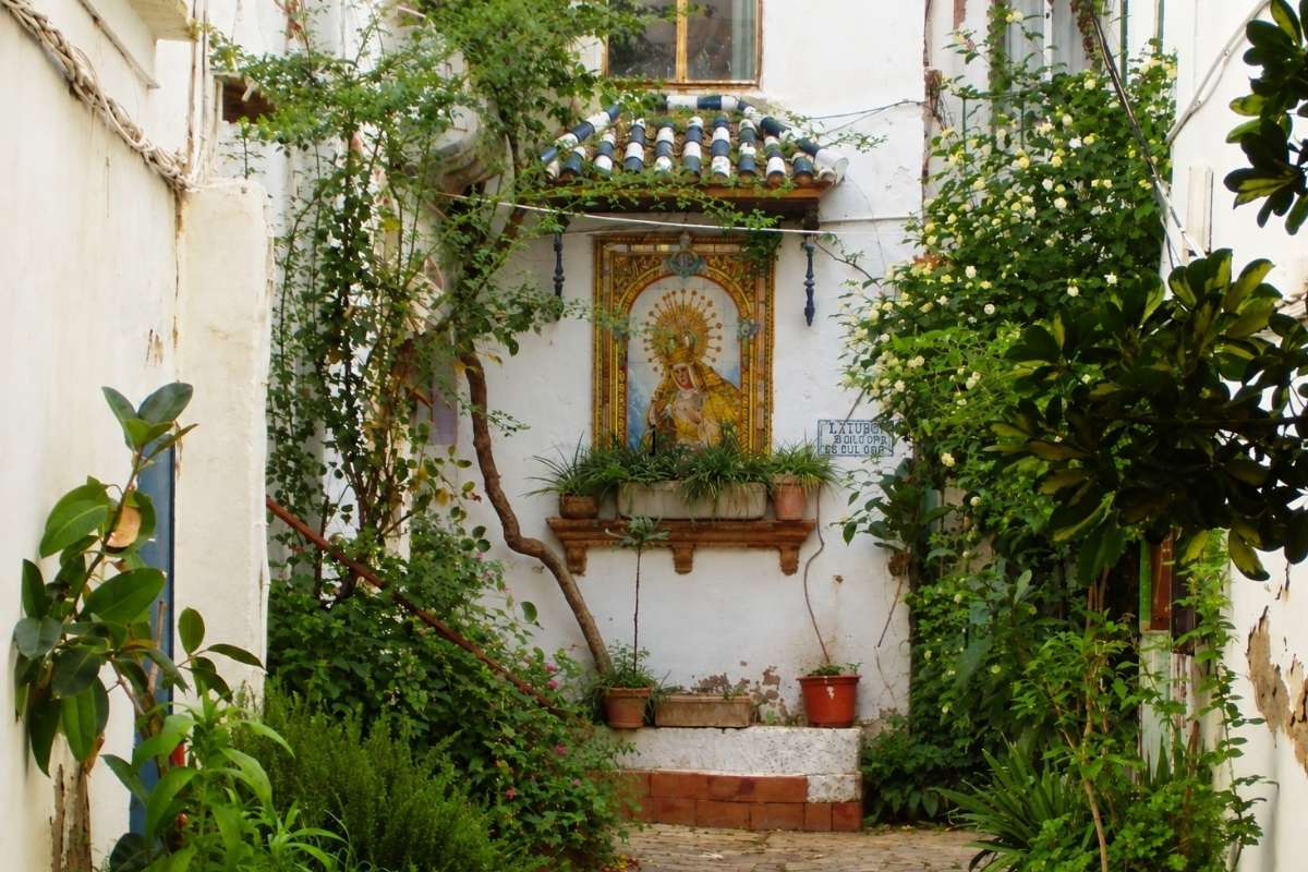 Los patios de vecinos y los corrales de Triana son lugares donde nació el flamenco