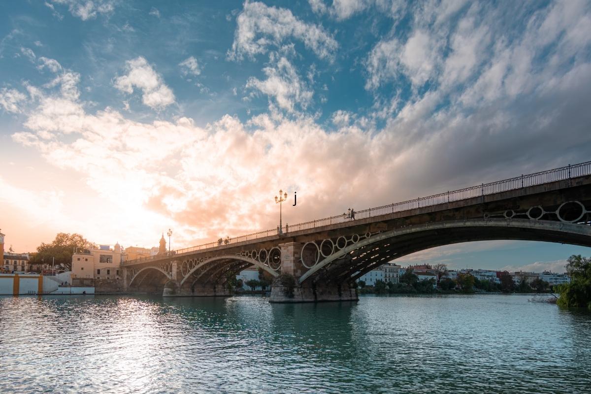 Puente de Triana, uno de los emblemas del barrio.