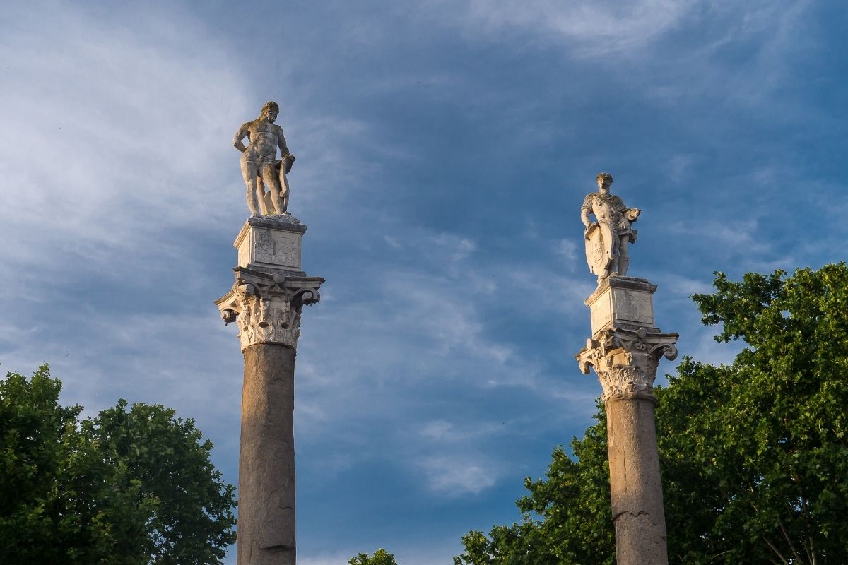 Dar un paseo por la Alameda de Hércules es uno de los planes qué hacer en Sevilla