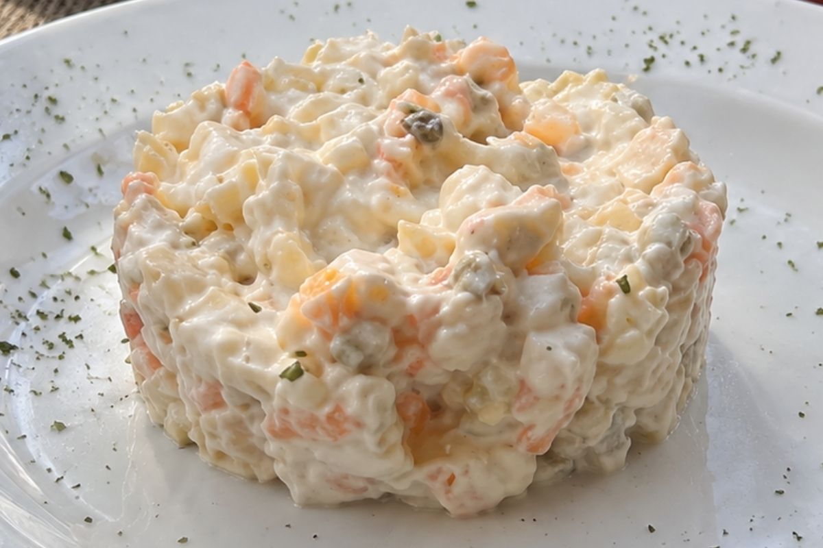 Si te preguntas donde comer en Carmona (Sevilla) la ensaladilla de chocos es muy buena idea