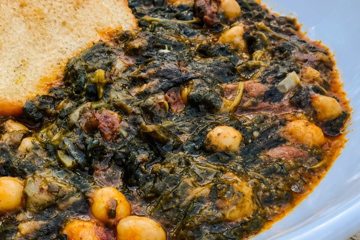 Espinacas con garbanzos del Bar Goya en Carmona, ideal si te preguntas qué comer en Carmona