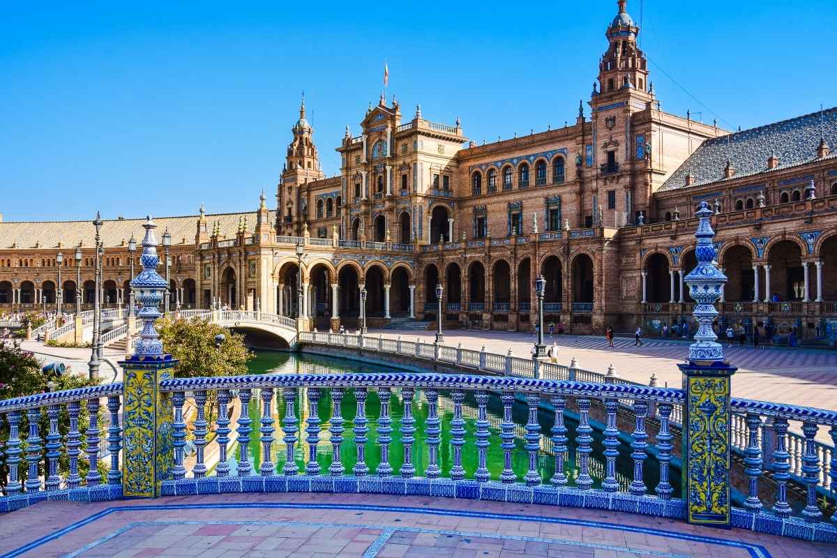Pasear por la Plaza de España es buena idea que hacer hoy en Sevilla gratis